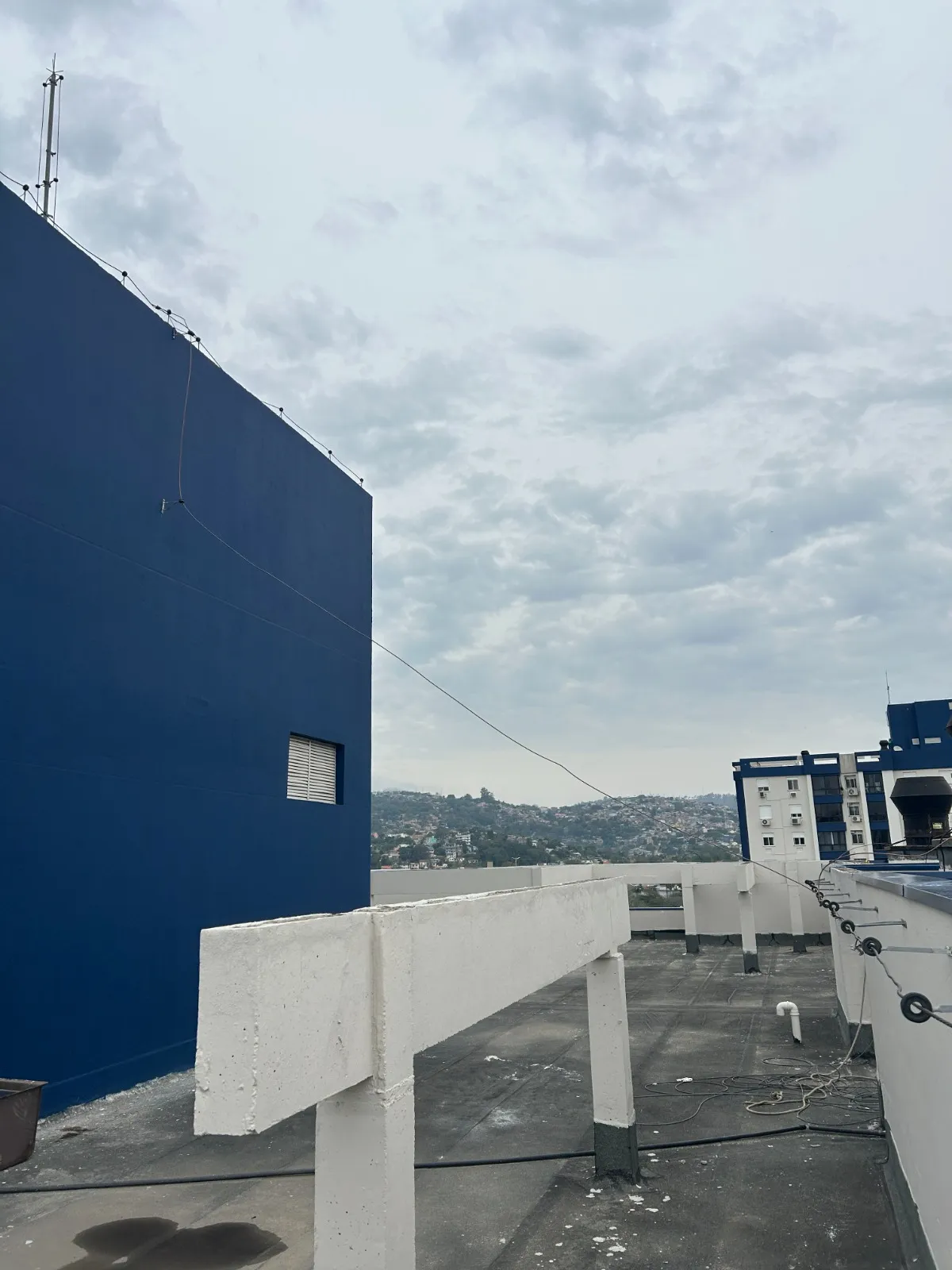 Instalação de sistema de proteção contra descargas atmosféricas em edificação