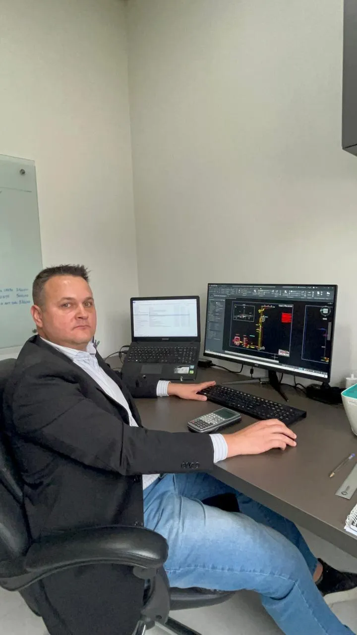 Engenheiro eletricista realizando inspeção técnica em instalação elétrica
